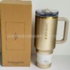 Gourde Stanley Quencher ProTour Tumbler avec anse — doré / champagne, motif surface mouchetée/pointillée dorée