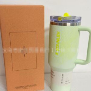 Gourde Stanley Quencher ProTour Tumbler avec anse — vert pâle / menthe, bouton jaune fluo, motif géométrique en mailles/écailles en