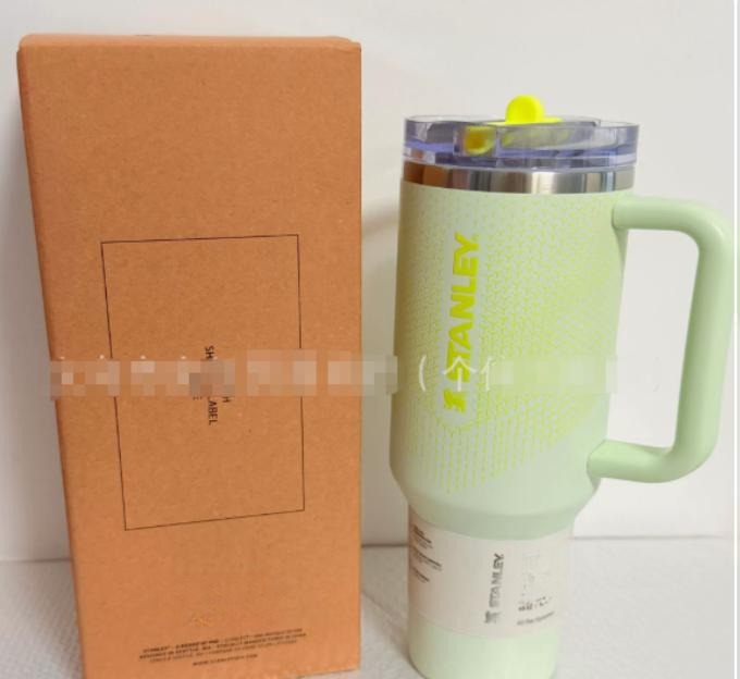 Gourde Stanley Quencher ProTour Tumbler avec anse — vert pâle / menthe, bouton jaune fluo, motif géométrique en mailles/écailles en