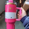 Gourde Stanley Quencher Tumbler 40 OZ / 1.18 L avec anse — rose fuchsia