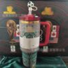 Gourde Stanley Quencher Tumbler 40 OZ / 1.18 L (partiellement visible) avec anse — vert et rouge, édition FIFA / World Cup