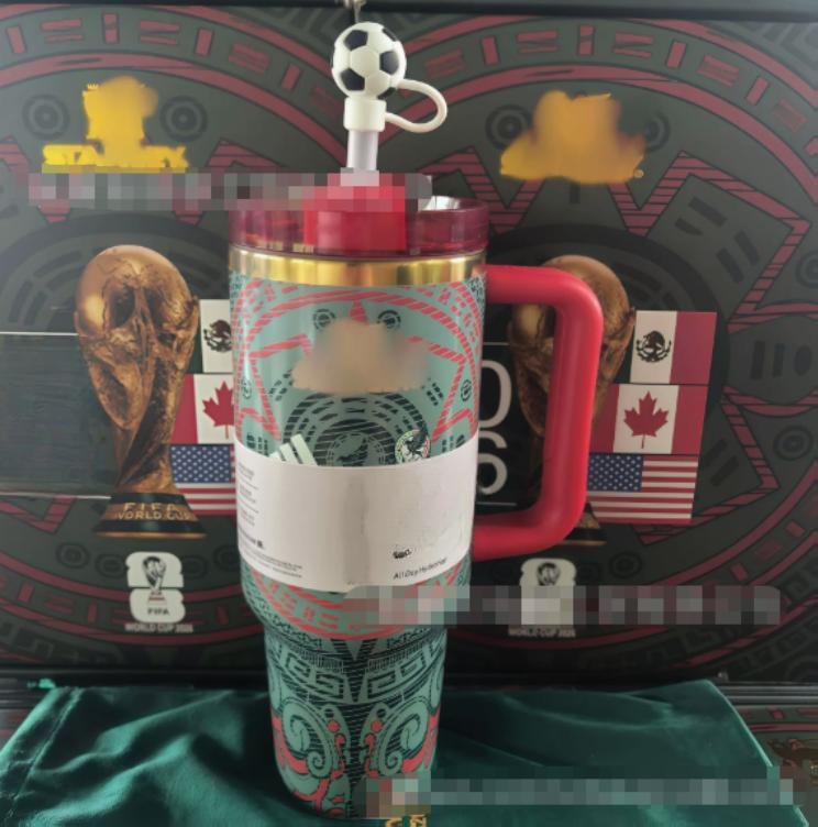 Gourde Stanley Quencher Tumbler 40 OZ / 1.18 L (partiellement visible) avec anse — vert et rouge, édition FIFA / World Cup