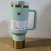 Gourde Stanley Quencher Tumbler 40 oz / 1.18L avec anse — vert clair pastel avec bande dorée métallisée