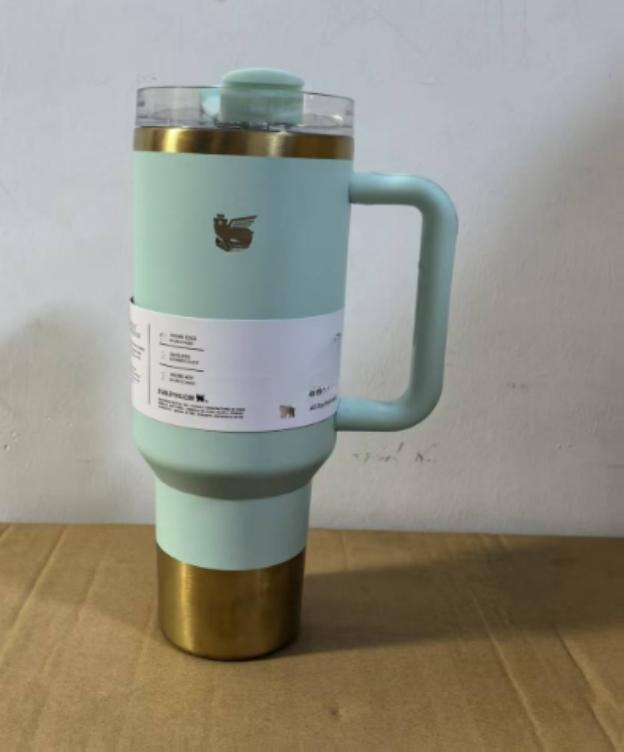 Gourde Stanley Quencher Tumbler 40 oz / 1.18L avec anse — vert clair pastel avec bande dorée métallisée