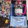 Gourde Stanley Quencher Tumbler 40 OZ (partiellement visible) avec anse — violet/rose, édition Dragon Ball Z / Super