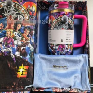Gourde Stanley Quencher Tumbler 40 OZ (partiellement visible) avec anse — violet/rose, édition Dragon Ball Z / Super