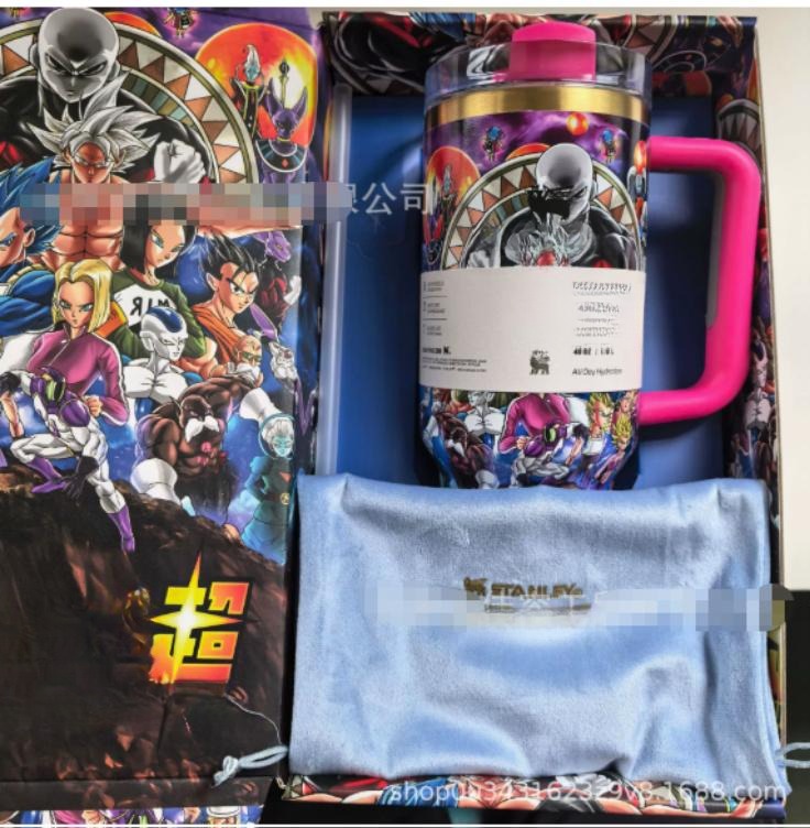 Gourde Stanley Quencher Tumbler 40 OZ (partiellement visible) avec anse — violet/rose, édition Dragon Ball Z / Super