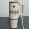 Gourde Stanley Quencher Tumbler avec anse — beige/crème, motif géométrique de losanges et rayons en