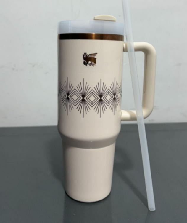 Gourde Stanley Quencher Tumbler avec anse — beige/crème, motif géométrique de losanges et rayons en
