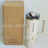 Gourde Stanley Quencher Tumbler avec anse — beige / crème, motif petites fleurs éparses (rouges