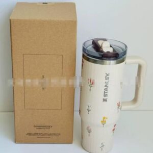 Gourde Stanley Quencher Tumbler avec anse — beige / crème, motif petites fleurs éparses (rouges
