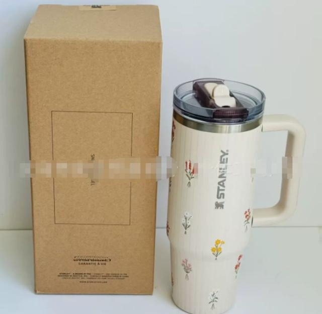 Gourde Stanley Quencher Tumbler avec anse — beige / crème, motif petites fleurs éparses (rouges