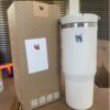 Gourde Stanley Quencher Tumbler avec anse — blanc