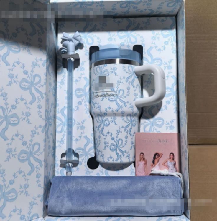 Gourde Stanley Quencher Tumbler avec anse — blanc à motif de nœuds bleus, édition LoveShackFancy