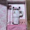 Gourde Stanley Quencher Tumbler avec anse — blanc à motif de nœuds roses, édition LoveShackFancy