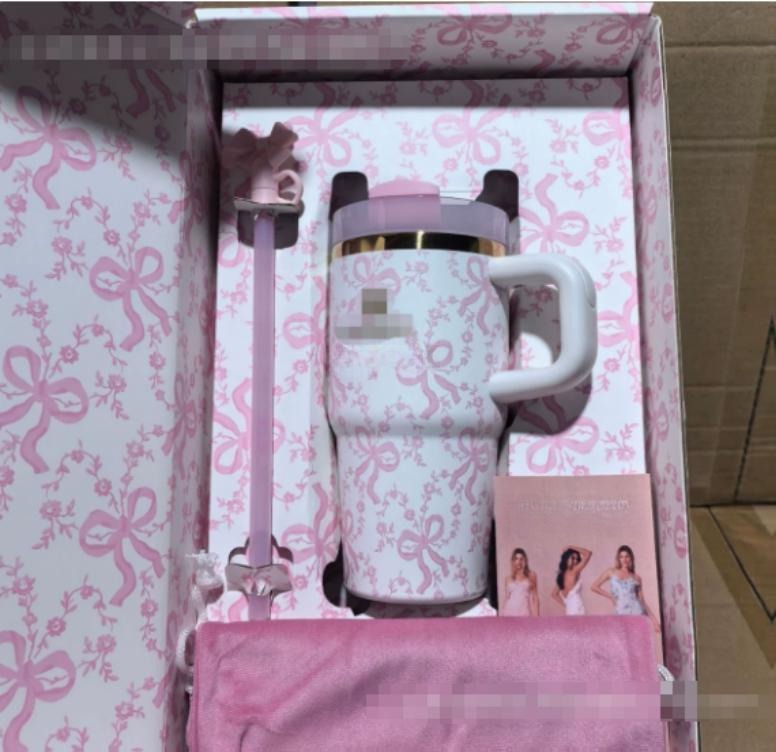 Gourde Stanley Quencher Tumbler avec anse — blanc à motif de nœuds roses, édition LoveShackFancy