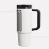 Gourde Stanley Quencher Tumbler avec anse — blanc avec couvercle et anse noirs, motif bandes verticales sur la paroi