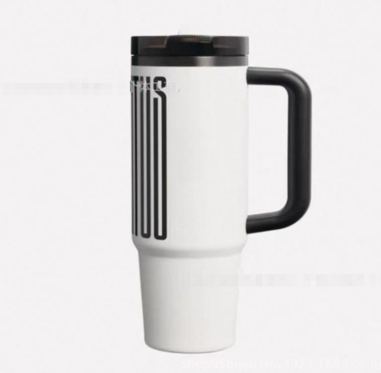Gourde Stanley Quencher Tumbler avec anse — blanc avec couvercle et anse noirs, motif bandes verticales sur la paroi