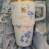 Gourde Stanley Quencher Tumbler avec anse — blanc/crème à motifs floraux bleu et rose, édition LoveShackFancy