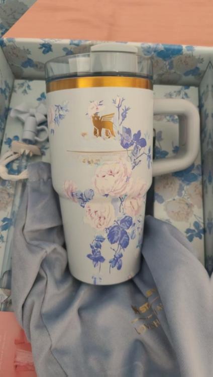Gourde Stanley Quencher Tumbler avec anse — blanc/crème à motifs floraux bleu et rose, édition LoveShackFancy