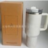 Gourde Stanley Quencher Tumbler avec anse — blanc / crème, motif marbré nuageux blanc/crème très subtil