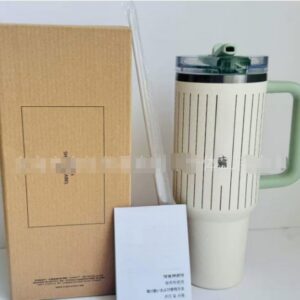 Gourde Stanley Quencher Tumbler avec anse — blanc/crème rayé, anse et couvercle vert menthe