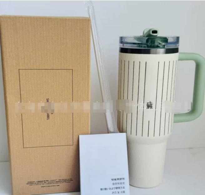Gourde Stanley Quencher Tumbler avec anse — blanc/crème rayé, anse et couvercle vert menthe