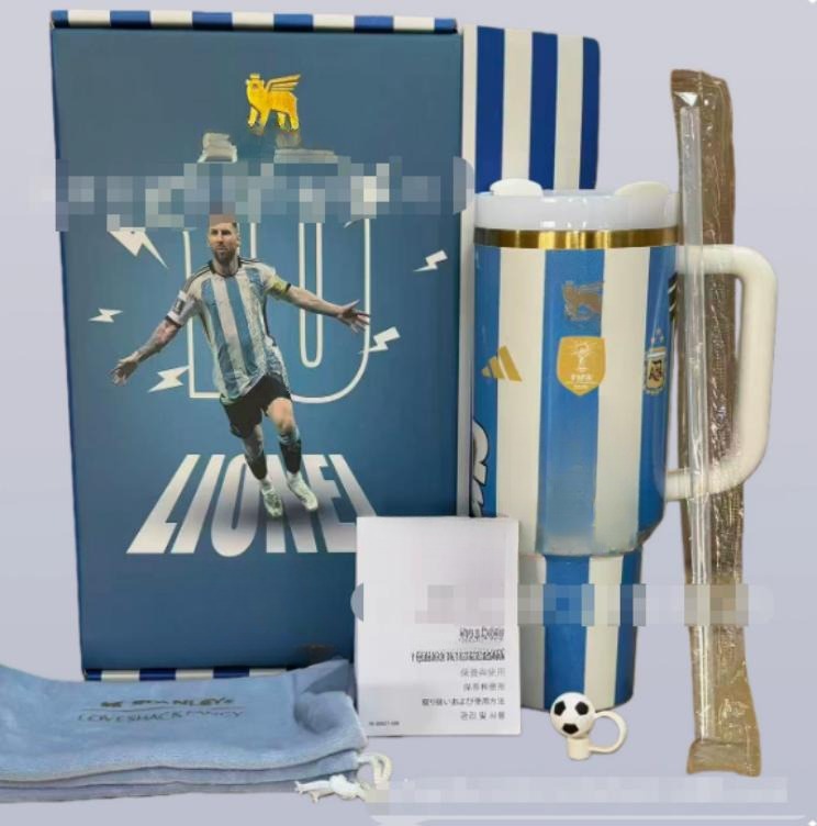 Gourde Stanley Quencher Tumbler avec anse — blanc et bleu ciel à rayures, édition Messi
