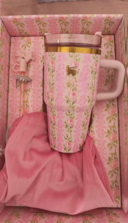 Gourde Stanley Quencher Tumbler avec anse — blanc et rose à motifs floraux, édition LoveShackFancy