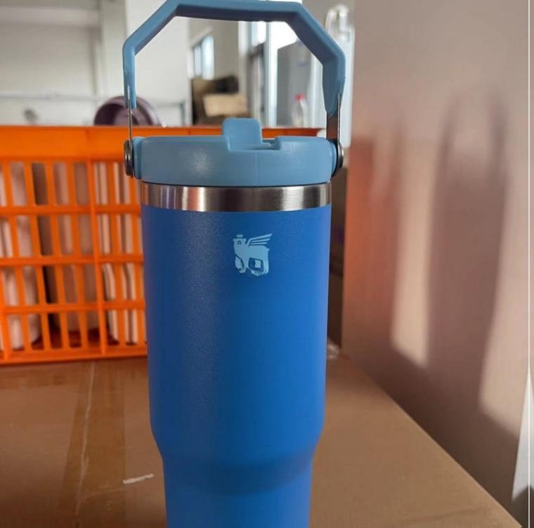 Gourde Stanley Quencher Tumbler avec anse — bleu avec couvercle et poignée bleu clair