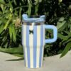 Gourde Stanley Quencher Tumbler avec anse — bleu clair et blanc à rayures, motif rayures verticales bleu clair et blanches