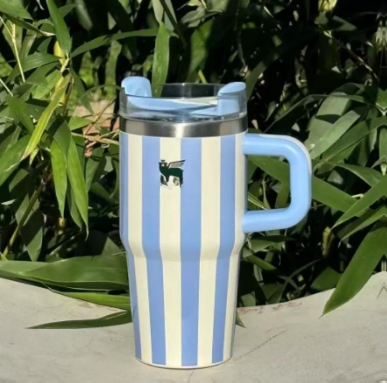 Gourde Stanley Quencher Tumbler avec anse — bleu clair et blanc à rayures, motif rayures verticales bleu clair et blanches