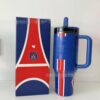 Gourde Stanley Quencher Tumbler avec anse — bleu marine avec bandes rouge et blanche, édition PSG / Paris Saint-Germain