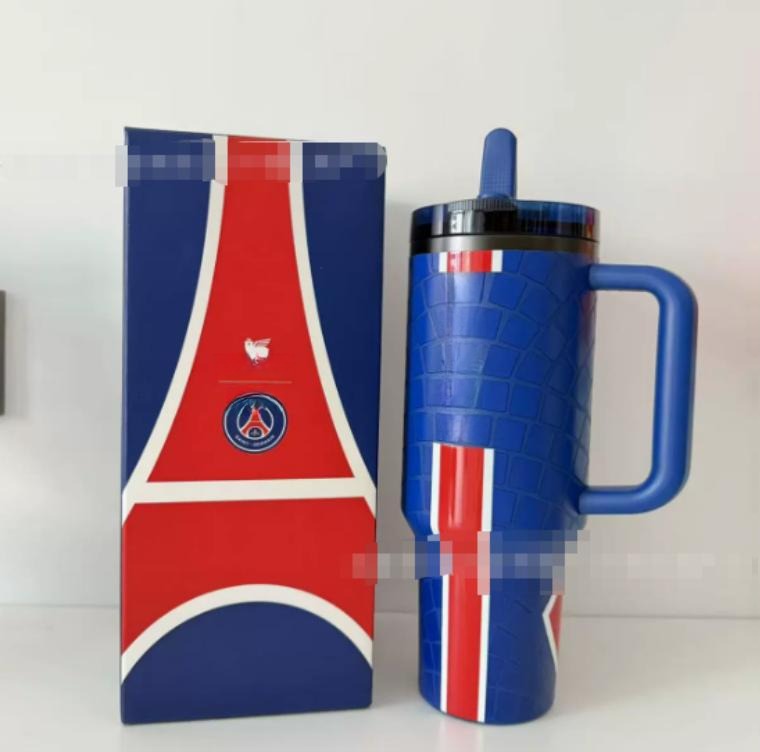 Gourde Stanley Quencher Tumbler avec anse — bleu marine avec bandes rouge et blanche, édition PSG / Paris Saint-Germain