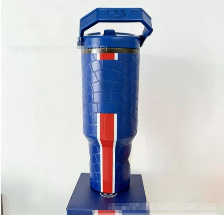 Gourde Stanley Quencher Tumbler avec anse — bleu marine avec bandes rouge et blanche, motif texturé façon peau reptile/écailles