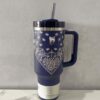 Gourde Stanley Quencher Tumbler avec anse — bleu marine avec motifs blancs, motif de type bandana avec petits papillons