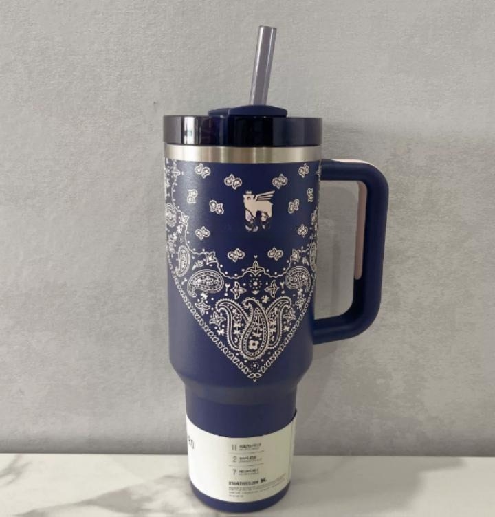 Gourde Stanley Quencher Tumbler avec anse — bleu marine avec motifs blancs, motif de type bandana avec petits papillons