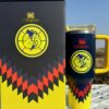 Gourde Stanley Quencher Tumbler avec anse — bleu marine et jaune, motif écusson circulaire bicolore avec lettres C