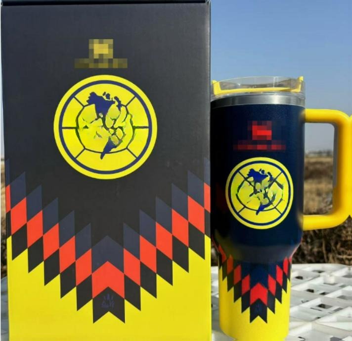 Gourde Stanley Quencher Tumbler avec anse — bleu marine et jaune, motif écusson circulaire bicolore avec lettres C