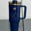 Gourde Stanley Quencher Tumbler avec anse — bleu marine, motif géométrique de losanges dorés