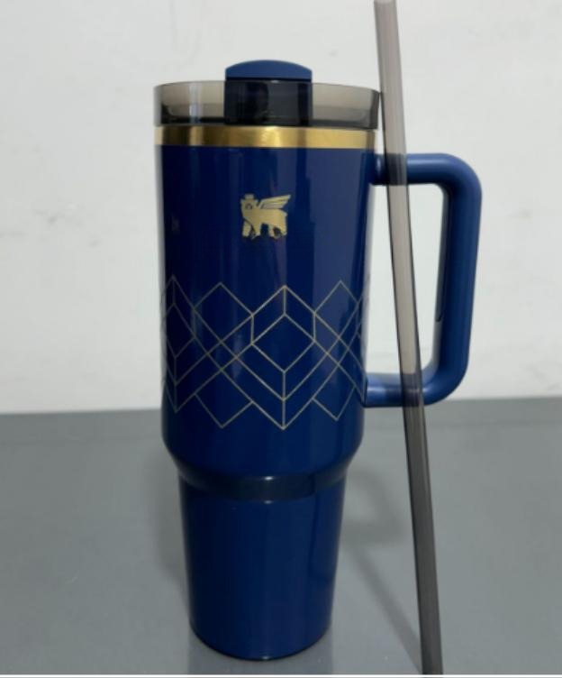 Gourde Stanley Quencher Tumbler avec anse — bleu marine, motif géométrique de losanges dorés