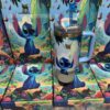 Gourde Stanley Quencher Tumbler avec anse — bleu / multicolore (impression forêt), motif cartons imprimés d'un personnage bleu de