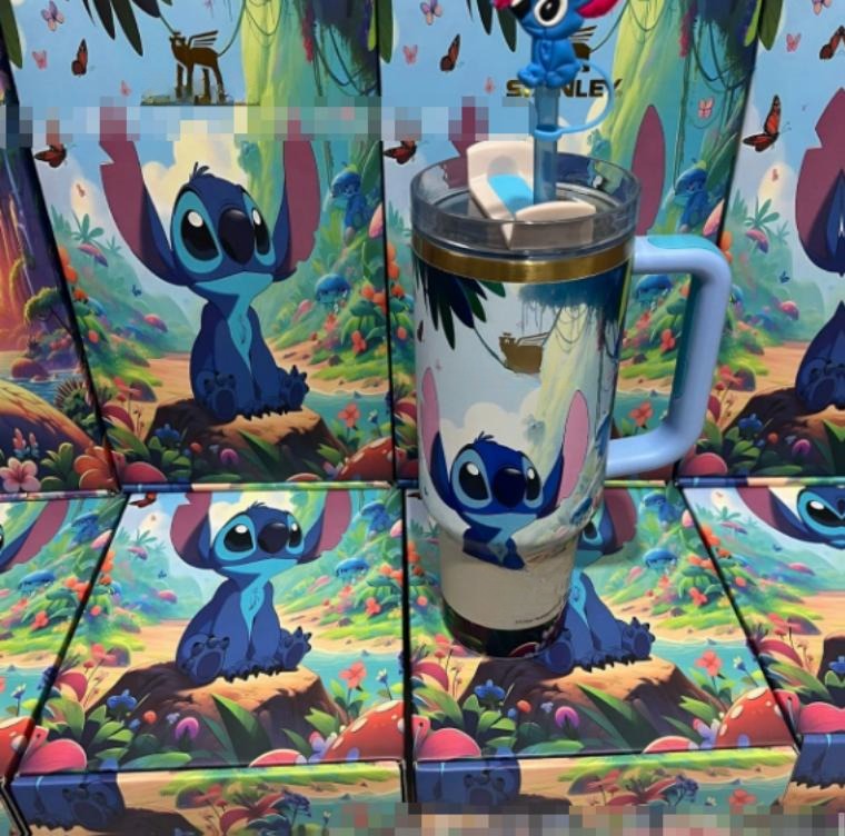 Gourde Stanley Quencher Tumbler avec anse — bleu / multicolore (impression forêt), motif cartons imprimés d'un personnage bleu de