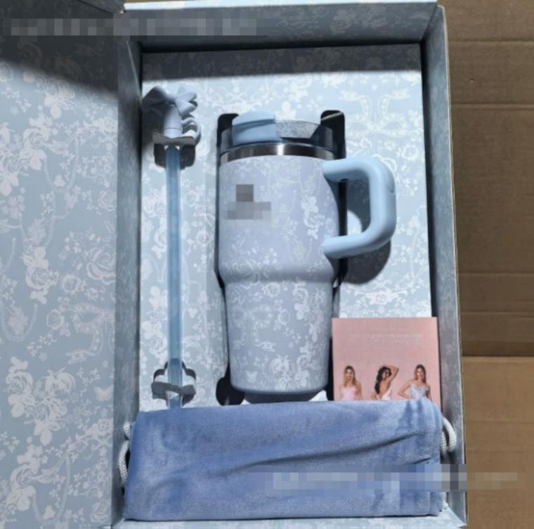 Gourde Stanley Quencher Tumbler avec anse — bleu pâle avec motif floral blanc, édition LoveShackFancy