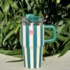 Gourde Stanley Quencher Tumbler avec anse — bleu-vert et blanc à rayures, motif rayures verticales bleu-vert (teal) et