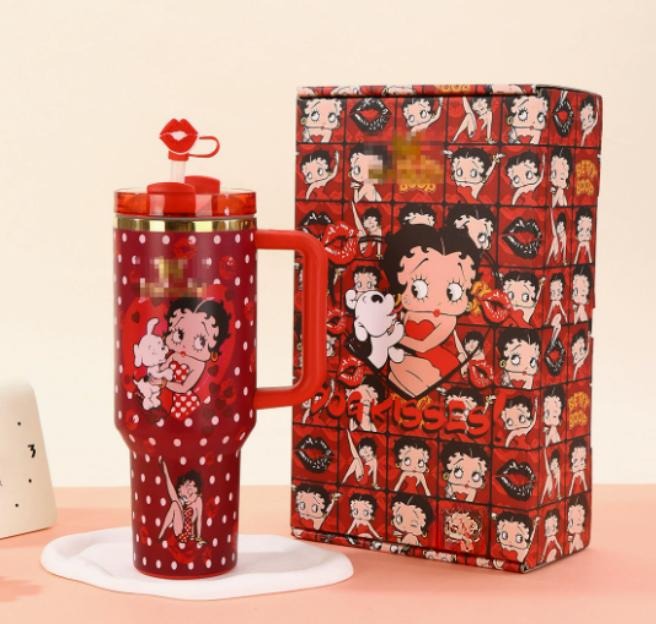 Gourde Stanley Quencher Tumbler avec anse — bordeaux à pois blancs, motif personnage féminin de dessin animé assis