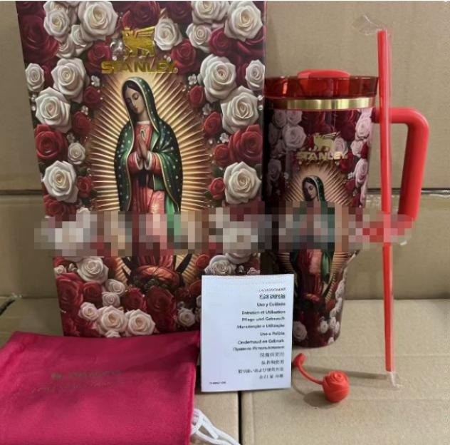 Gourde Stanley Quencher Tumbler avec anse — bordeaux/rouge foncé avec image imprimée, motif personnage féminin en robe verte et blanche