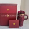 Gourde Stanley Quencher Tumbler avec anse — bordeaux / rouge foncé, motif de guirlandes et cerises en relief sur