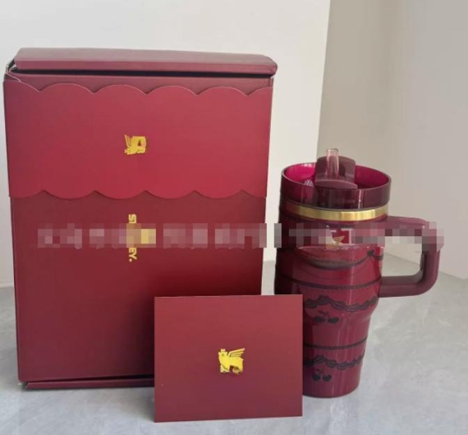 Gourde Stanley Quencher Tumbler avec anse — bordeaux / rouge foncé, motif de guirlandes et cerises en relief sur
