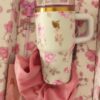 Gourde Stanley Quencher Tumbler avec anse — crème à motifs floraux roses, édition LoveShackFancy